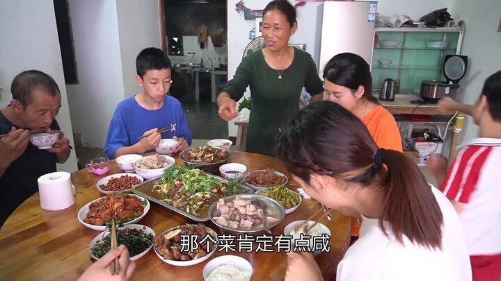 一早去菜市采购食材，老妈做了一道仔姜鸭，一桌菜满满的幸福