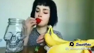 cuman cewek makan buah