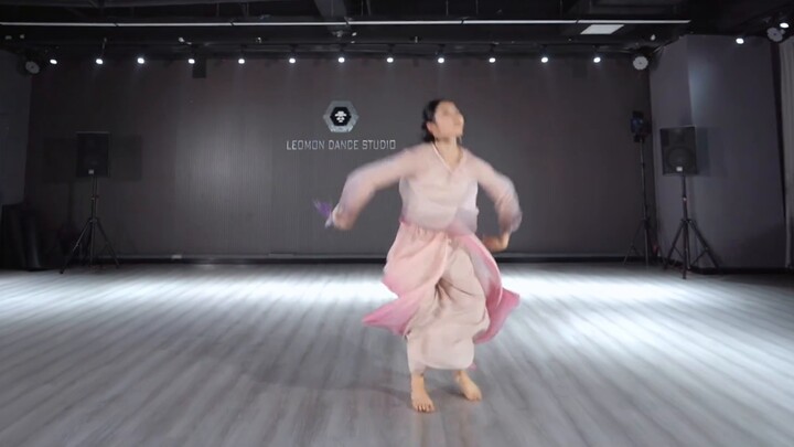 คุณยังไม่เคยดูเวอร์ชันนี้ที่ออกแบบท่าเต้นโดย Huang Ling และ Xiao Yu ใช่มั้ย?