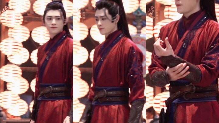 Senior Brother Tang Lian is stunningly beautiful in red clothes with a small waist and doubles his b