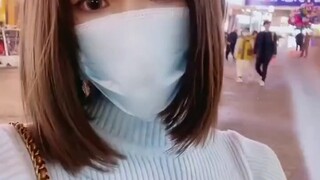 男孩子挑战穿女装坐地铁