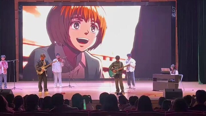 Klub musik instrumental sekolah menampilkan "Attack on Titan" dan mengejutkan penonton. Siapa yang t