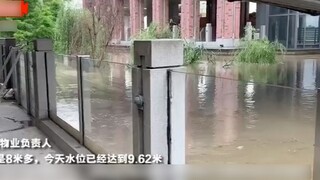 Fenomena langka terjadi di taman tersebut setelah air sungai meluap, pagar kaca seketika berubah men