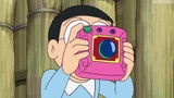 Doraemon: Doraemon berubah menjadi pria berpenampilan silang dan dilamar oleh berbagai macam orang. 