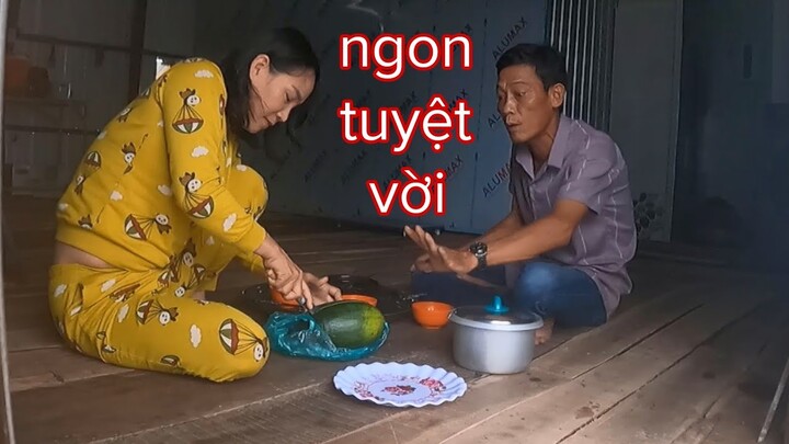 Sáu Sành Không Thể Ngờ Nhờ Tư Cà Khịa Mua Giùm Dưa Hấu Vô Ăn Cơm Mà Củng Khịa Được Nữa