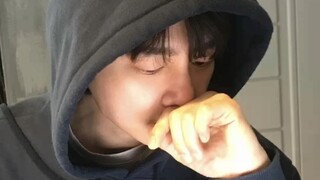 少爷社交账号更新，少爷：我这该死的人气！这不得迷死你们！别说咱少爷真的是人气top，公开粉丝从100到已经6.1w了