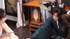 Cheng Yi khoe với Yang Zi rằng anh ấy đang mặc quần áo mới. Hãy chú ý đến biểu hiện tiềm thức của Ya