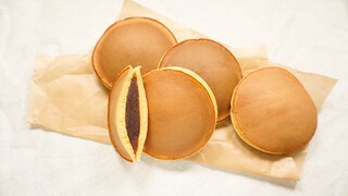 Akankah Doraemon keluar dari laci setelah menjatuhkan Dorayaki dengan panci?