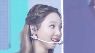 Nayeon bắt chước các thành viên và gọi họ là Unnie, họ đều rất dễ thương.