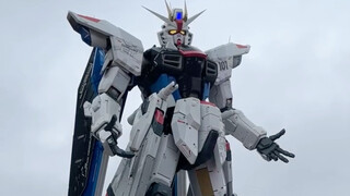 Freedom Gundam diaktifkan di tengah hujan