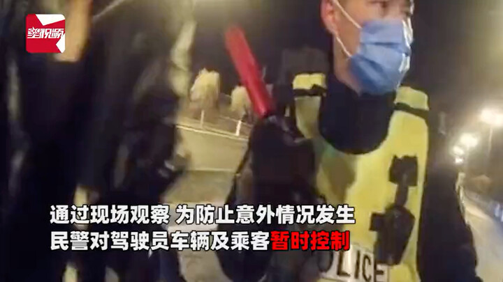 查酒驾时车内男子狂喊救命 交警以为开玩笑走近一看脸色大变