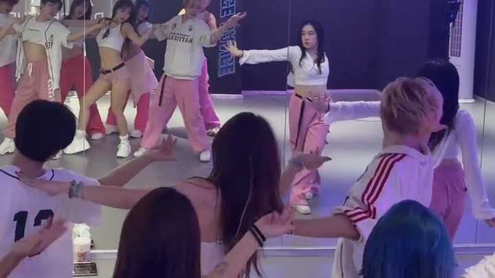 The rabbit flavor is so strong that it's about to overflow the screen! TWICE's "Strategy" full song 