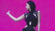 Bidikan langsung JENNIE tentang gadis Typa 230703 Hyde Park Music Festival Paint it Black