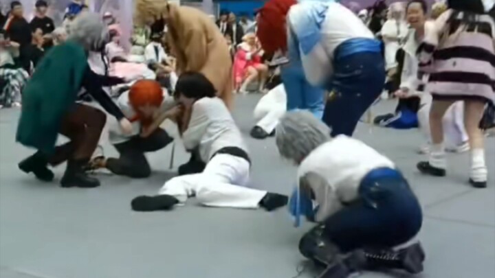 When the temptation to go home was suddenly released at the comic convention... a well-known male mo