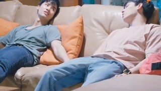 Không có chỗ cho hai người trẻ sao? Chiếc ghế sofa bắt đầu, người cha cởi mở hỗ trợ, bầu không khí t