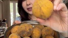 Buah Kecapi , jarang nemu kalau di supermarket dan toko buah … di Jakarta sudah langka juga … mirip