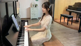 Bermain piano "A Man's Romance"