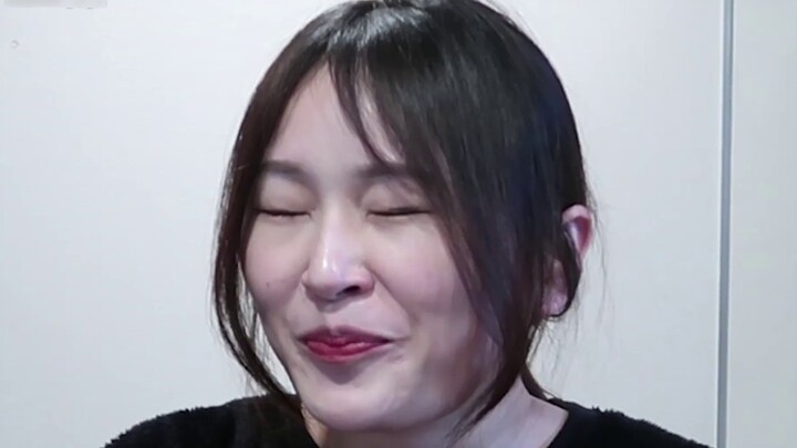 Apakah gadis Jepang terlalu peduli dengan orang lain? Makan sesuatu yang menjijikkan namun mengataka