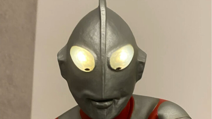 The most terrifying first-generation Ultraman's sulfuric face fighting posture in history appears