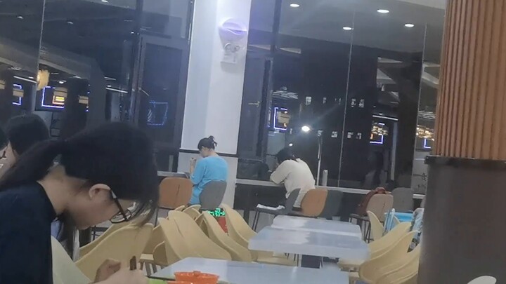 Thực ra có những chú lính tàu đang yêu cầu bài hát trong căng tin