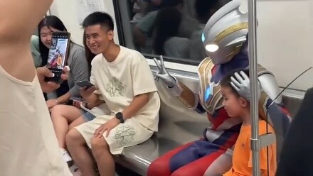 Ultraman takes a photo with the children who believe in light on the subway!