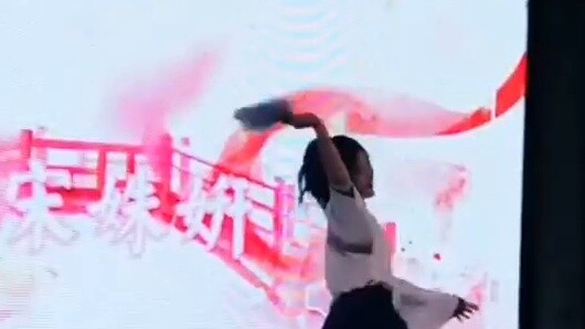 Chiếc quạt hỏng sau 2 giây khi anh ấy bước lên sân khấu [Ji Ming Yue] (Ai vẫn còn nhảy vào năm 2024?