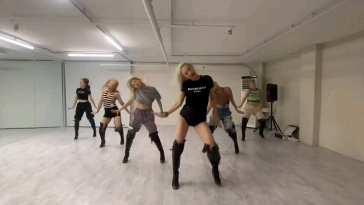 【MANNEQUEEN】 Crew Song Performance Practice Room Cool and Strong