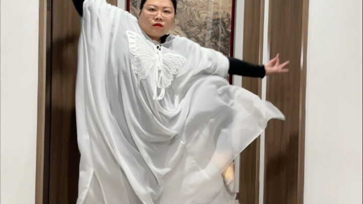 姐妹们，你的白月光她（我）穿着白衣走来了，今天太有氛围了#跳舞 #古典舞 #琵琶行舞蹈