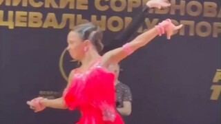 这才是少儿跳拉丁舞该有的样子！俄罗斯少儿比赛 全程基本步伐 没有夸张的表情 没有花哨的动作 没有成人化的妆容 回归舞蹈的本质 这才是少儿跳拉丁舞该有的样子