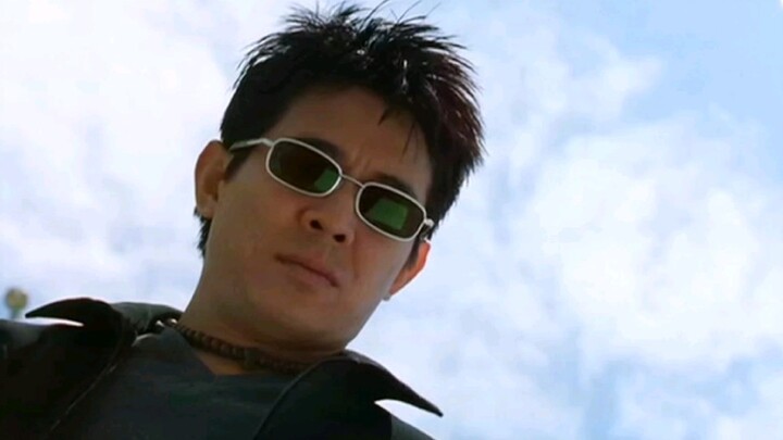 Let’s take a look at Jet Li, he looks so handsome when fighting with one hand in his pocket!