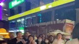 Jalan-jalan di Shenzhen! Orang yang lewat menyanyikan "Blue Bird" di antara penonton, sangat menghar