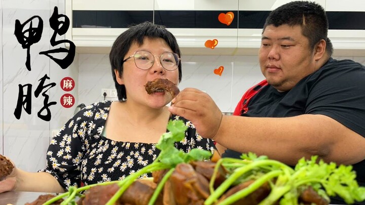 老婆想吃鸭货了，胖哥准备一大盆麻辣鸭脖，给老婆吃高兴了，幸福！【胖猴仔】