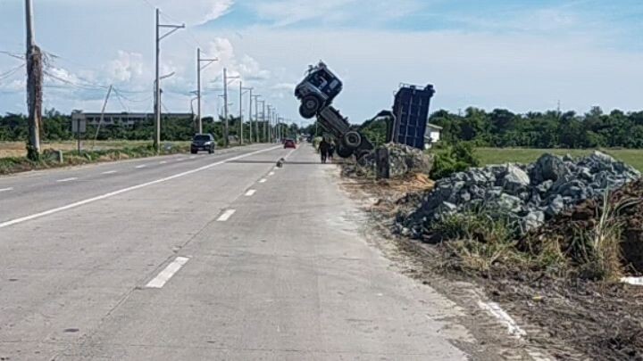 New technique for unloading truck loads..🤣🤣🤣🤣