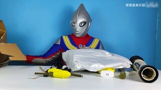 Đồ chơi được bung ra, còn Ultraman thật mang đến một loại đồ chơi phóng tên lửa mới, sau khi lắp ráp