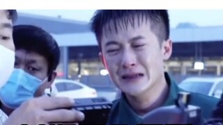 ในวิดีโอเบื้องหลังเขาร้องไห้จนหยุดร้องไห้ไม่ได้