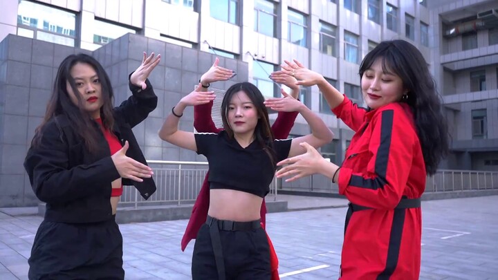 Hadapi angin! Para mahasiswi menari mengikuti lagu MAMAMOO secara penuh di tengah angin dingin