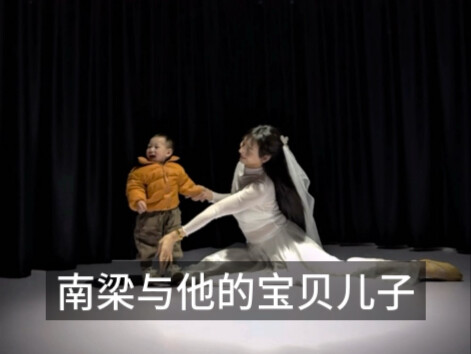 男娘汐儿老师 与他的宝贝儿子 “这小子又长胖了 举起来费点小劲”