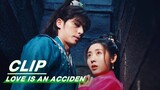 An Jingzhao Takes Li Chuyue to Hide in a Secret Passage | Love is an Accident EP03 | 花溪记 | iQIYI