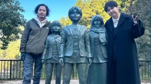 Yuki Kaji dan Hajime Isayama pergi mengunjungi Tanah Suci Para Titan, dan keduanya berfoto bersama d