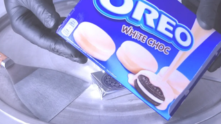 ไอศกรีมโรล Oreo White Choc / ไอศกรีมโรลม้วนชุบคุกกี้และช็อกโกแลตผสม / ASMR