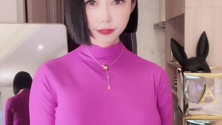 Người dẫn chương trình nữ tóc ngắn trưởng thành