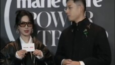 Yang Zi's interview with Jiaren on the red carpet: Zi Mei: Today I mainly wear warm clothes, which i