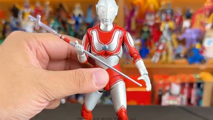 Ultraman SHF Jack ini mungkin satu-satunya Ultraman dengan aksesoris terbanyak