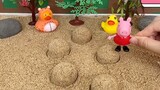 Paige George's family played sand balls, Daddy Pig was too fat and crushed the sand balls