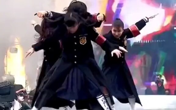 这女鬼子的跳的挺搞笑