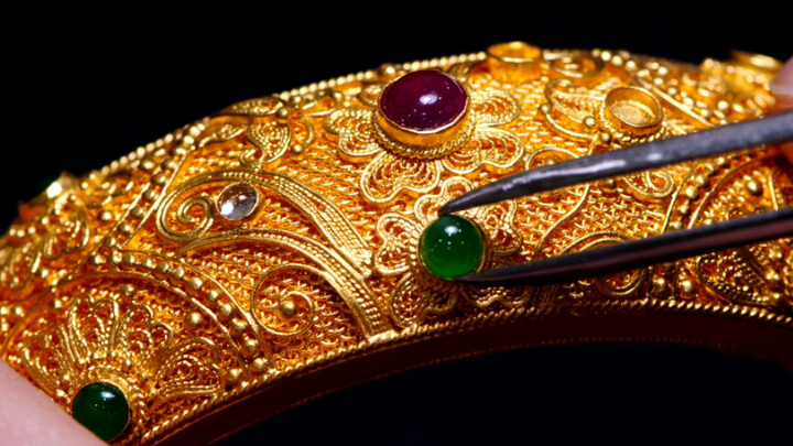 Một chiếc vòng tay khảm nạm vàng được làm bằng 3000 mét chỉ vàng trong nửa năm (phiên bản âm nhạc ti