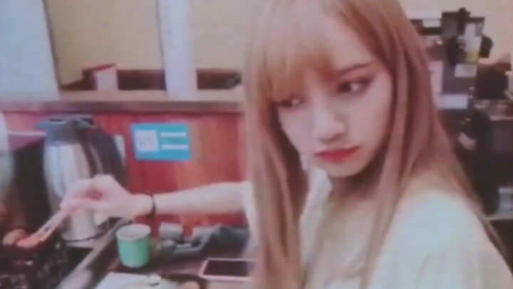 รวมความน่ารักสดใสของ LISA BLACKPINK