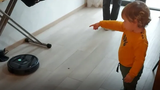 Curious Baby Scared by Vacuum Cleaner Roomba - โฮมวิดีโอที่สนุกที่สุด