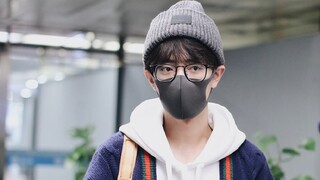 [Xiao Zhan] Dia terlihat sangat lucu saat makan roti, kan?