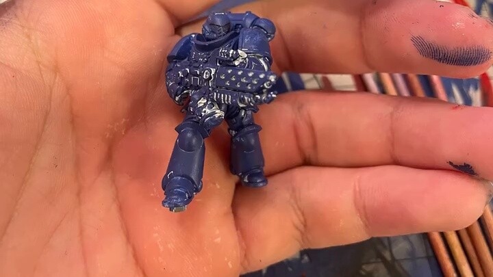 Saya seorang pemula di Warhammer. Saya mencoba melukis bidak catur dengan terak untuk pertama kaliny